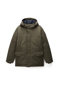 Parka verde oliva con cappuccio, dotata di zip frontale, due tasche laterali e un rivestimento trapuntato blu. Realizzata in tessuto liscio e isolante.