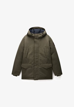 Parka verde oliva con cappuccio, dotata di zip frontale, due tasche laterali e un rivestimento trapuntato blu. Realizzata in tessuto liscio e isolante.
