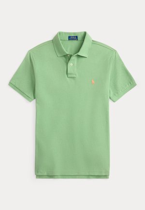Polo de manga curta verde claro com colarinho, pala de dois botões e pequeno logótipo bordado em pêssego no peito.