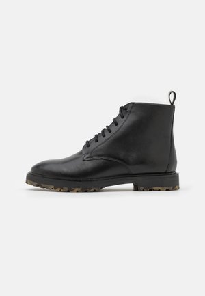 Sorte læder ankellæderstøvler med en glat overflade, rund tå, snørebånd foran og gummisål med et robust dækmønster.