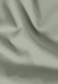 Tessuto verde testurizzato con una finitura liscia, caratterizzato da un sottile motivo geometrico e da una morbida caduta.