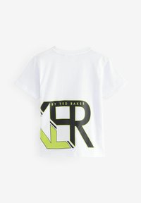 Hvid bomuld t-shirt med et stort sort og neongrønt grafisk design på ryggen, inklusive teksten "BY TED BAKER" og geometriske former.
