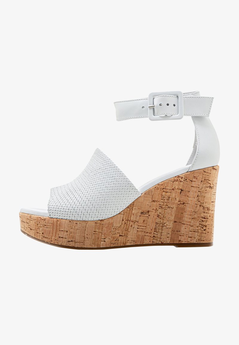 Sandale à talon compensé blanche avec texture tissée, semelle plateforme en liège et bride à la cheville avec fermeture à boucle.