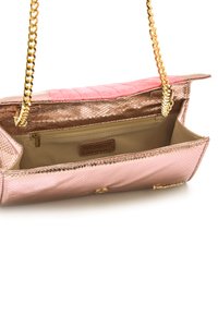 Bolso de mano con efecto piel de serpiente en color rosa, con una correa de cadena dorada, tapa superior acolchada en color coral y forro beige que incluye un bolsillo con cremallera en el interior.