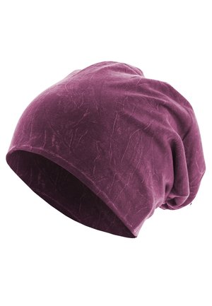 Fialová čiapka vyrobená z mäkkej, textúrovanej tkaniny s voľným strihom. Zobrazuje jemné vrásnenie a hladký povrch.