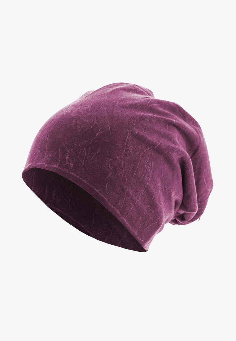 Fialová čepice z měkké, texturované tkaniny se volným designem. Vykazuje jemné vrásky a hladký povrch.