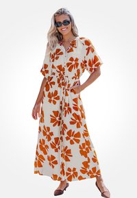 Witte maxi-jurk met grote oranje bloemenprint. Korte mouwen, knoopsluiting aan de voorkant, elastische taille met trekkoord en zijzakken. Zachte textuur.