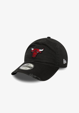 Boné preto de algodão com faixa ajustável, apresentando um logo bordado em vermelho e branco dos Chicago Bulls na parte da frente. Detalhe desgastado na aba.