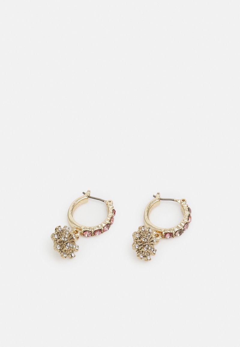 Boucles d'oreilles créoles en or ornées de pierres roses le long du bord et d'un pendentif en forme de fleur composé d'un groupe de strass clairs.