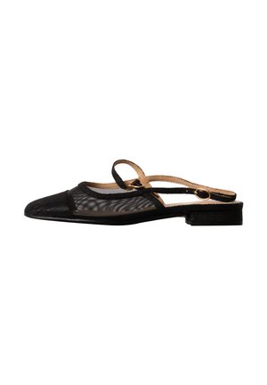 Scarpa piatta slingback nera con punta affilata, pannelli laterali in mesh e cinturini regolabili alla caviglia con fibbie dorate.
