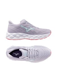 Baskets de sport lilas clair avec une partie supérieure en maille texturée, semelle blanche rembourrée et logo vert menthe. Elles possèdent des lacets épais et un col rembourré.