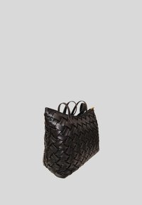 Borsa tote in pelle intrecciata nera con doppie maniglie, caratterizzata da una superficie strutturata e una forma rettangolare. Colore uniforme, hardware minimale.