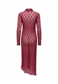 Robe en dentelle bordeaux à manches longues, avec un col montant, une texture transparente, un motif floral complexe et un ourlet arrière légèrement plus long.
