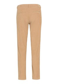 Pantalon en velours côtelé beige avec une coupe ajustée, présentant une texture lisse, deux poches arrière et un design légèrement fuselé au niveau des jambes.
