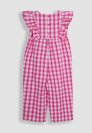 Punkeripuna ja valkoinen ruudullinen haalari, jossa on röyhelömyssyt, nappisulku takana ja lyhyet leveät lahkeet.