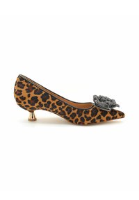 Pump in suede con stampa leopardata, con punta affusolata, bordi neri e un fiore decorativo in tessuto sul davanti. Presenta un tacco a forma di cono dorato.