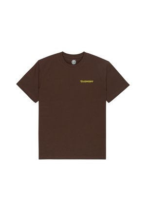 Bruin katoenen T-shirt met korte mouwen, een ronde hals en een kleine gele grafische tekst aan de linkerkant van de borst.