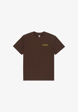 Bruin katoenen T-shirt met korte mouwen, een ronde hals en een kleine gele grafische tekst aan de linkerkant van de borst.