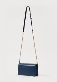 Borsa a tracolla in pelle blu navy con texture liscia, manico a catena dorata e forma rettangolare strutturata. Dettagli di cucitura discreti.