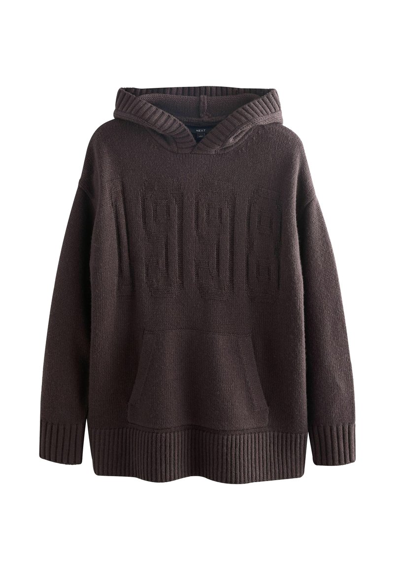 Hoodie marron foncé en tissu tricoté texturé. Dispose d'une poche avant, de poignets côtelés et d'un design en relief "1996" sur le devant.