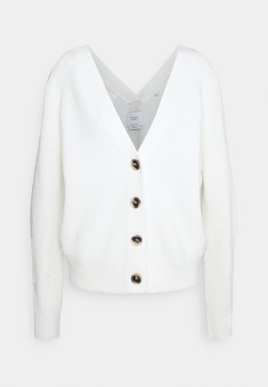 Biały dziergany kardigan z dekoltem w serek, długimi rękawami i pięcioma dużymi okrągłymi guzikami z przodu. Miękka faktura z prążkowanymi detalami.