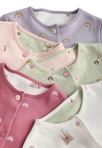 Cinq cardigans pour bébé de différentes couleurs—lavande, rose, vert menthe, bordeaux et crème—avec des motifs ludiques et des fermetures à boutons.
