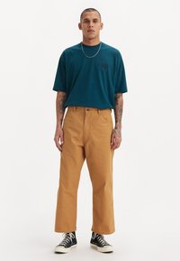 Levi's® Skateboarding - SKATE CROP CARPENTER - Relaxed fit jeans - brown sugar Thumbnail Image 1