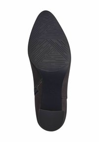 Semelle de chaussure en daim noir avec un design à bout pointu. Surface en caoutchouc texturée avec un motif géométrique pour l'adhérence. Taille marquée comme 37.