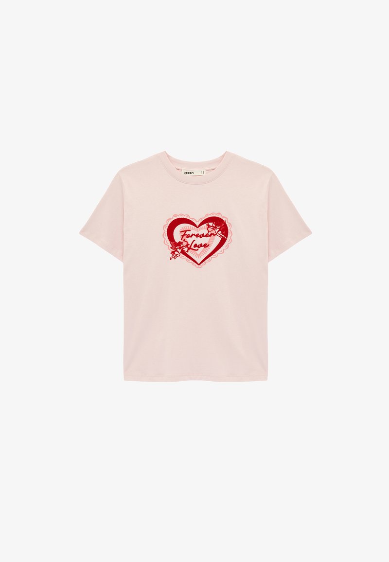 Hellrosa kurzärmliges T-Shirt mit einem roten Herzdesign, zwei Cherubs und dem Text "Für immer Liebe" in der Mitte.