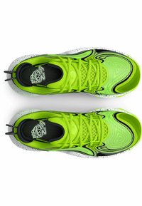 Baskets en maille vert fluo avec des accents noirs, présentant un design texturé et une semelle blanche mouchetée. Les lacets et le détail du logo sont bien en vue.
