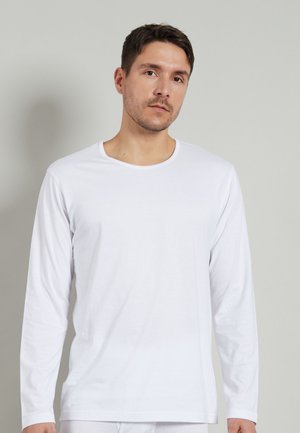 Langärmliges weißes Baumwollhemd mit Rundhalskragen und weicher Textur. Einfaches Design, ohne Muster oder zusätzliche Akzente.