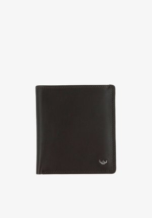 Portefeuille en cuir brun foncé, à deux volets, avec des coutures visibles et un petit logo métallique en relief dans le coin inférieur droit.