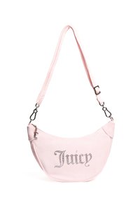 Roze faux suède handtas met een gebogen vorm, zilveren hardware, ritsluiting en "Juicy"-tekst versierd met rhinestones.