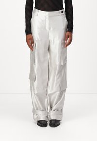 Cargo-Hosen aus glänzendem silbernem Stoff, mit lockerer Passform, großen Seitentaschen und verstellbaren Bündchen. Mit einem Knopfverschluss versehen.