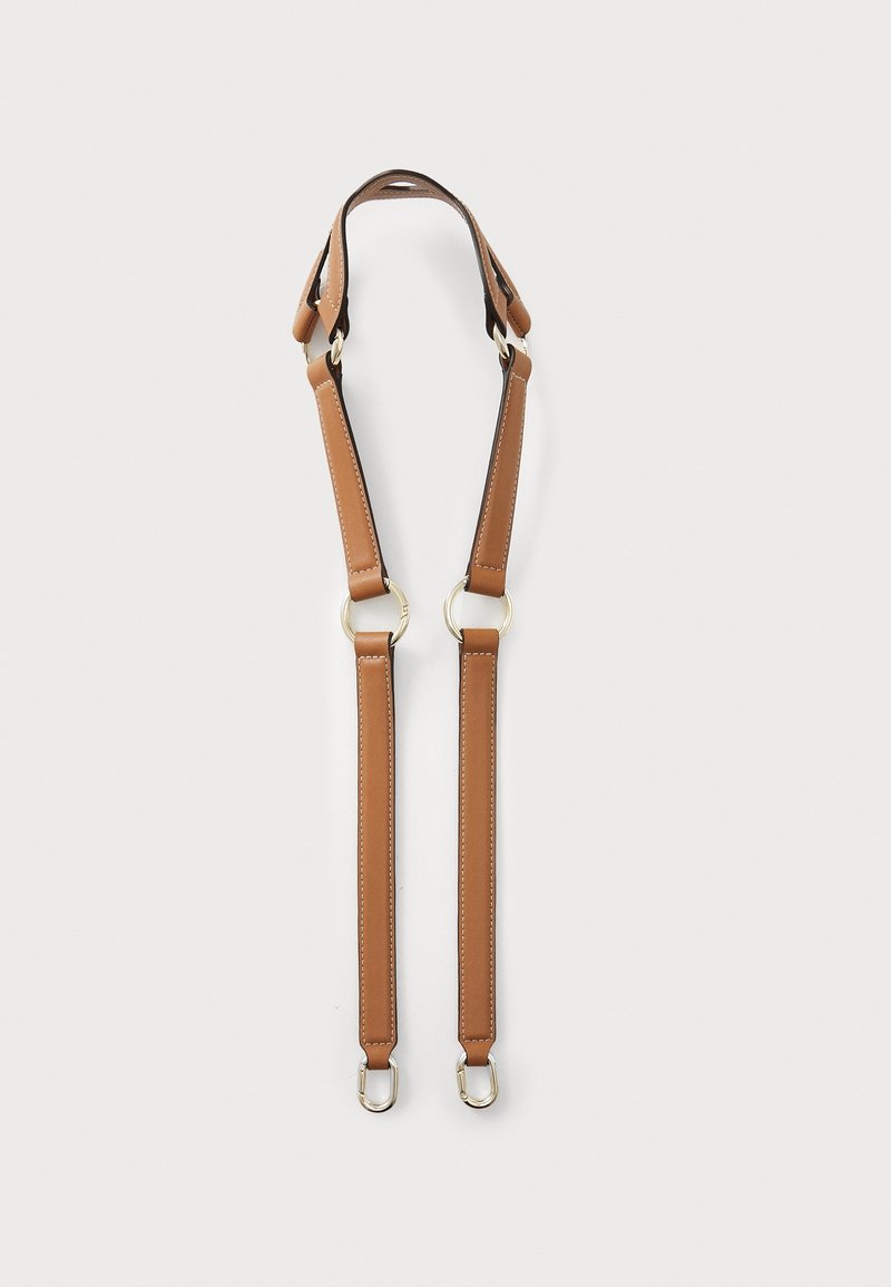 Bandoulière de sac en cuir marron réglable avec anneaux et clips métalliques dorés sur fond blanc.