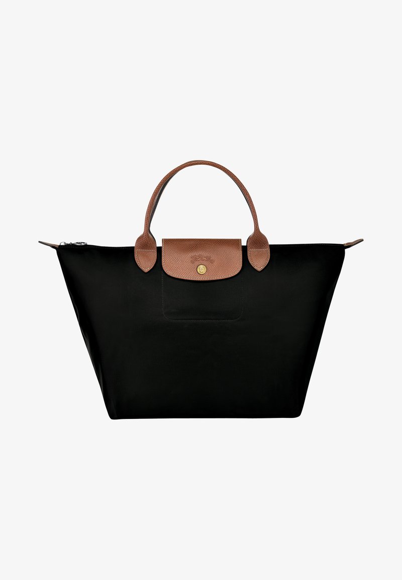 Schwarze Nylon-Tote-Tasche mit braunen Ledergriffen und Klappe. Goldenes Logo-Detail auf der Klappe. Reißverschluss oben, großzügiger Innenraum.