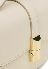Beige Lederhandtasche mit einer glatten Textur, ausgestattet mit einem goldfarbenen Hardware-Verschluss und dezenten Nähten entlang der Kanten.