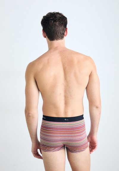 Boxers à rayures multicolores avec une ceinture noire, design ajusté et texture douce. Vue de l'arrière, révélant la jambe et la taille.