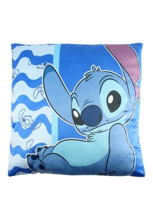 Oreiller bleu avec un grand graphisme du personnage de dessin animé Stitch en position allongée, avec de plus petites silhouettes de Stitch et des lignes bleues ondulées sur le côté gauche.