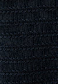 Tissu en maille bleu marine foncé avec un motif torsadé horizontal répétitif sur toute la surface du textile.
