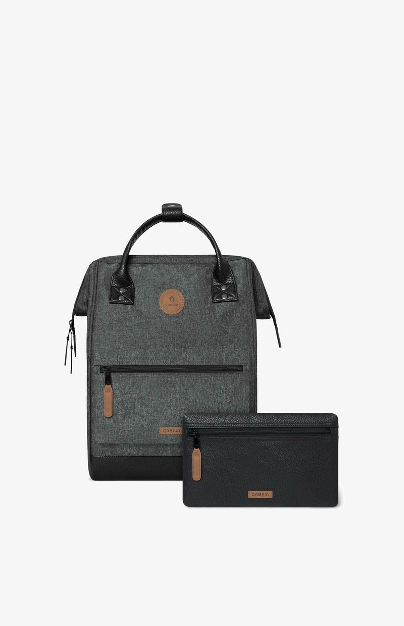 Zaino in tessuto grigio con base nera, caratterizzato da un patch logo marrone, tasca con zip frontale e una pochette nera abbinata con zip.
