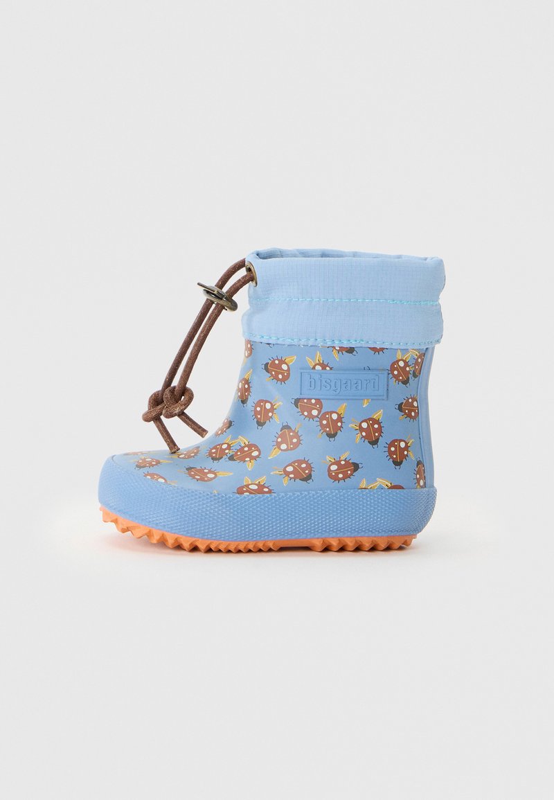 Bottes de pluie bleues pour tout-petits avec semelles orange, motif coccinelle marron et cordon réglable marron autour du haut rembourré.