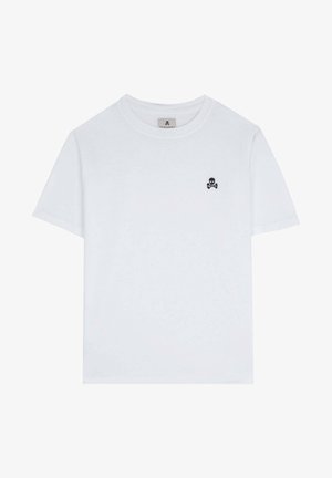 Witte katoenen T-shirt met korte mouwen, een ronde hals en een klein zwart doodshoofd en gekruiste botten embleem op de linker borst.