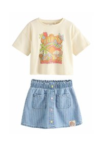 Camiseta de manga corta color crema con un gráfico colorido que dice "AVENTURAS FELICES" sobre una falda estilo denim con rayas azules y botones multicolores.