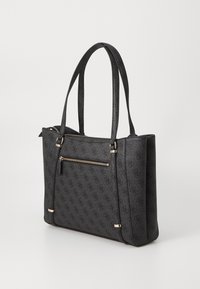 Mustan kangaskassi, jossa on teksturoitu pinta, edessä vetoketjullinen tasku, kultaisista metalliosista tehdyt yksityiskohdat ja kaksi tukevat kahvaa.