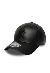 Melna ādas New York Yankees cepure ar izšūtu paceltu logo, izliekto vizieri un teksturētu virsmu. Ietver zīmola uzlīmi uz malām.