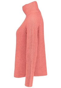 Un pull à col roulé en maille côtelée rose, à manches longues, présenté de profil sur un fond blanc.