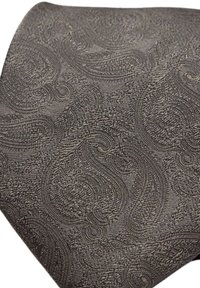 Grå slips med paisleymönster i strukturerad tyg, som har intrikata svängar och en subtil lyster, designad för formella tillfällen.