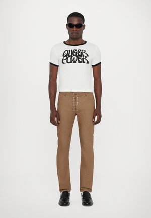 Ludovic de Saint Sernin QUEER POWER UNISEX - Apdrukāts T-krekls - white