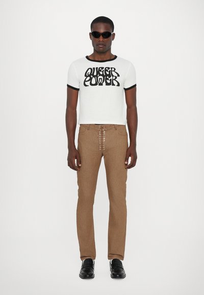 Ludovic de Saint Sernin QUEER POWER UNISEX - Nyomott mintás póló - white